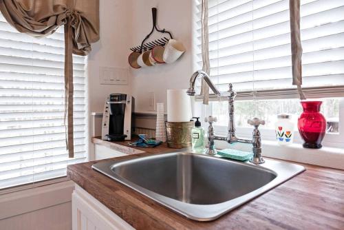 Η κουζίνα ή μικρή κουζίνα στο Rustic and Romantic Cabin with Breakfast Included near Royse City, Texas