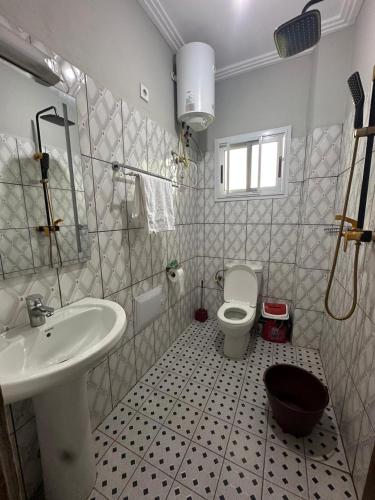 un baño con lavabo e inodoro en Residence Ngongbadang, en Bonamakolo