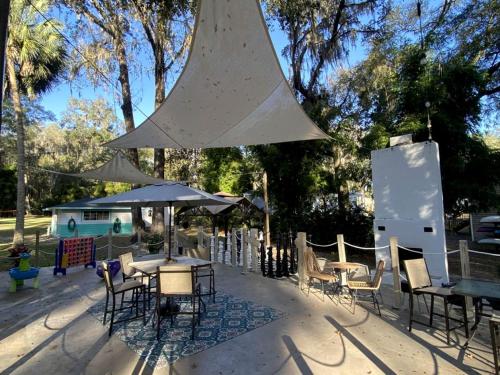 Restaurace v ubytování Amazing Cottage Surrounded by Trees in Dunnellon, Florida