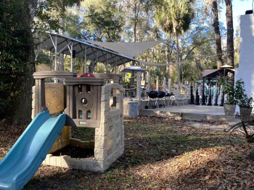 Herní místnost nebo prostor pro děti v ubytování Amazing Cottage Surrounded by Trees in Dunnellon, Florida