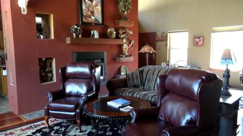 Χώρος καθιστικού στο Cozy Albuquerque Cabin Rental with Mountain Views for a Relaxing Getaway