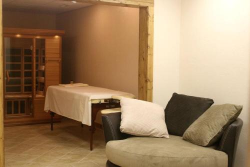 un salon avec une table et une chaise dans l'établissement Romantic One-Bedroom Cabin with a Fireplace near Asheville, North Carolina, à Crabtree