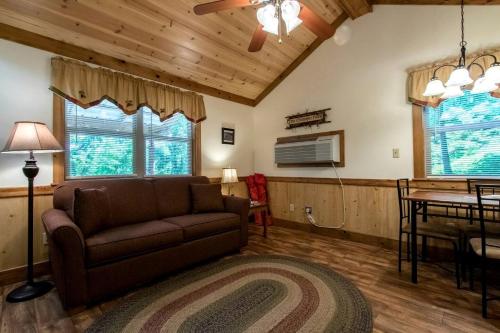 una sala de estar con un sofá y una mesa en Cabin in the woods w/ WIFI close to Monongahela National Forest, en Riverton