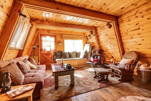 Χώρος καθιστικού στο Cozy Rustic Cabin in the Prescott National Forest near Lynx Lake in Prescott, Arizona