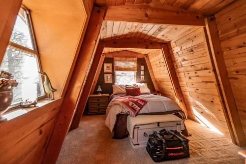 Ένα ή περισσότερα κρεβάτια σε δωμάτιο στο Cozy Rustic Cabin in the Prescott National Forest near Lynx Lake in Prescott, Arizona