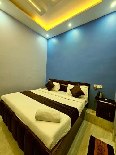Un ou plusieurs lits dans un hébergement de l'établissement Hotel Vaidik Vedas Suites At Ram Mandir Ayodhya