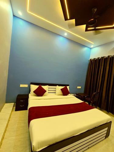 Un ou plusieurs lits dans un hébergement de l'établissement Hotel Vaidik Vedas Suites At Ram Mandir Ayodhya