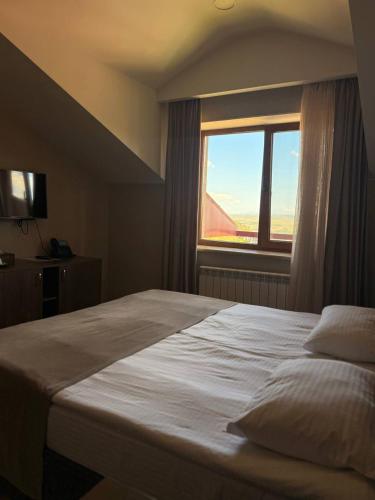 Postel nebo postele na pokoji v ubytování Marrone Hotel Tsaghkadzor