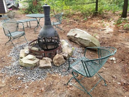 Φωτογραφία από το άλμπουμ του Idyllic Tiny House with a Chiminea Ideal for Weekend Getaways from Boston σε Littleton