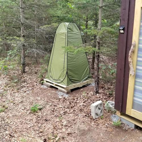 Φωτογραφία από το άλμπουμ του Idyllic Tiny House with a Chiminea Ideal for Weekend Getaways from Boston σε Littleton