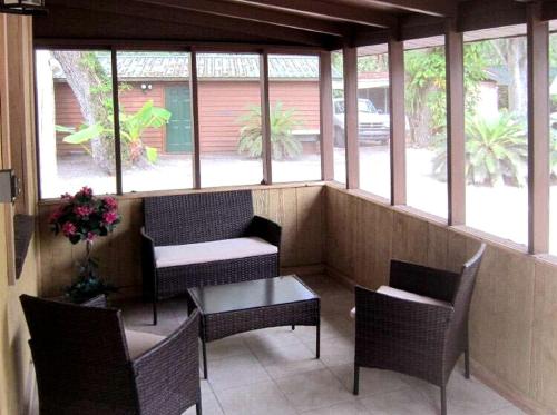O zonă de relaxare la Charming Cabin Amazing for a Weekend Retreat in Inverness, Florida