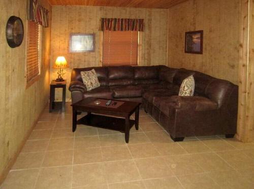 O zonă de relaxare la Charming Cabin Amazing for a Weekend Retreat in Inverness, Florida