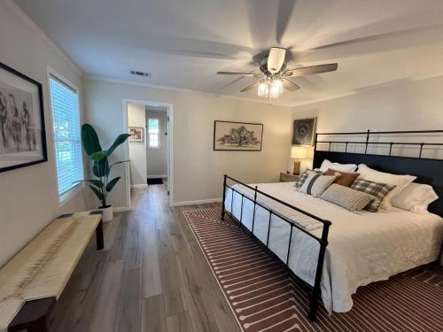 Katil atau katil-katil dalam bilik di Spacious Modern Cabin on Toledo Bend Lake with Gorgeous Deck and Patio for an Amazing Family Getaway in Hemphill, Texas