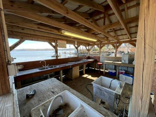 Gambar di galeri bagi Spacious Modern Cabin on Toledo Bend Lake with Gorgeous Deck and Patio for an Amazing Family Getaway in Hemphill, Texas di Milam