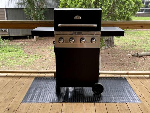 Kemudahan BBQ tersedia untuk tetamu di rumah percutian