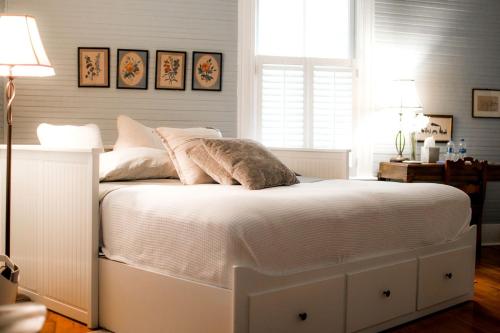 Ένα ή περισσότερα κρεβάτια σε δωμάτιο στο Enchanting Rental on a Former Pecan Plantation near Lexington, South Carolina