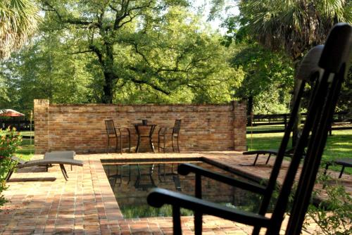 Κήπος έξω από το Enchanting Rental on a Former Pecan Plantation near Lexington, South Carolina