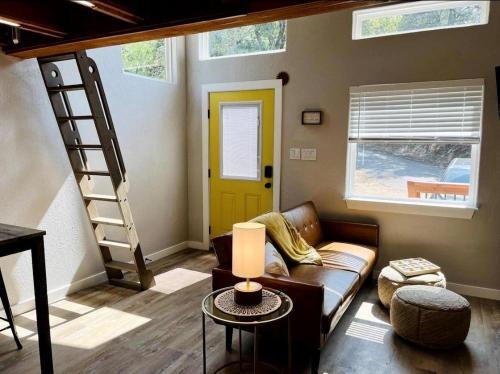 Posezení v ubytování Romantic Getaways to the New Braunfels in this Fully-Equipped Tiny House in Texas