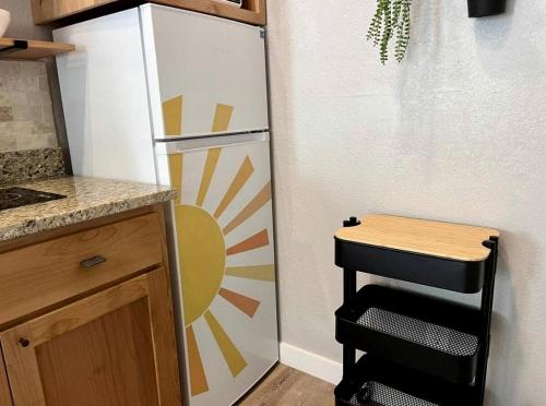 Kuchyň nebo kuchyňský kout v ubytování Romantic Getaways to the New Braunfels in this Fully-Equipped Tiny House in Texas
