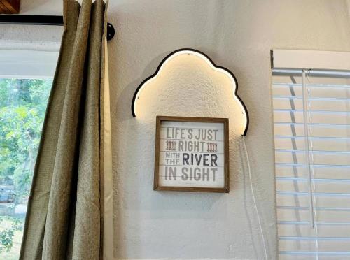 Fotografie z fotogalerie ubytování Romantic Getaways to the New Braunfels in this Fully-Equipped Tiny House in Texas v destinaci Fourth Crossing