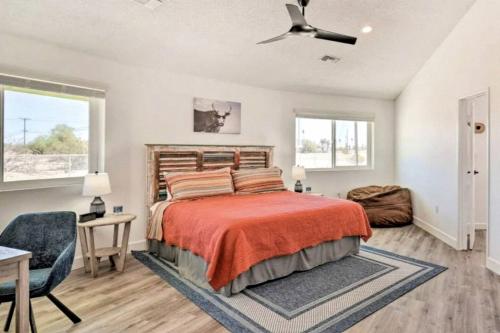Un dormitorio con una cama y un ventilador de techo. en Unique Round Cabin Ideal for Groups Getaways in California, en Parker