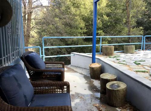 Posezení v ubytování Unique Three-Level Dome near Lake Gregory in Crestline, California