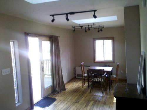Χώρος καθιστικού στο Romantic Mountain Cabin with Stunning Views in Ulster County, New York