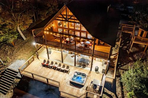 Πισίνα στο ή κοντά στο Group Cabin with Luxury Equipped Deck and Game Room in Tennessee