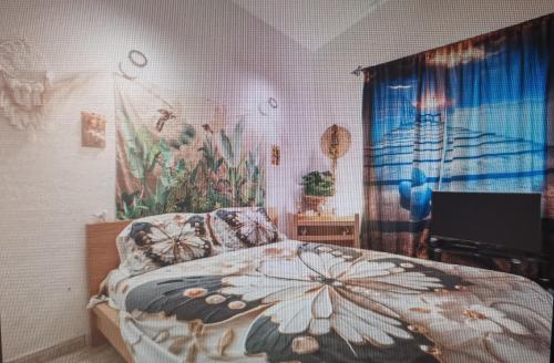 a bedroom with a bed and a painting on the wall at Maison de Charme en couleurs in Cuers