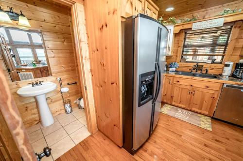 Η κουζίνα ή μικρή κουζίνα στο Group Cabin with Luxury Equipped Deck and Game Room in Tennessee