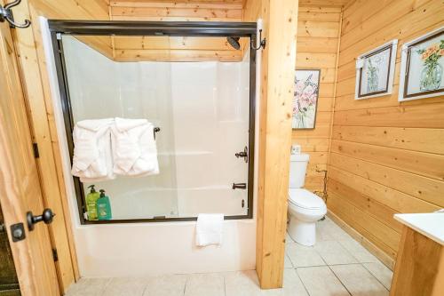 Ένα μπάνιο στο Group Cabin with Luxury Equipped Deck and Game Room in Tennessee