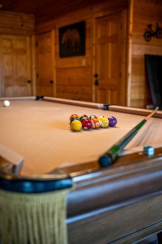 Τραπέζι μπιλιάρδου στο Group Cabin with Luxury Equipped Deck and Game Room in Tennessee