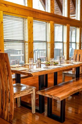 Εστιατόριο ή άλλο μέρος για φαγητό στο Group Cabin with Luxury Equipped Deck and Game Room in Tennessee