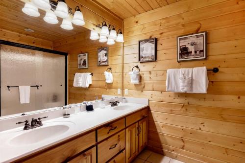 Ένα μπάνιο στο Group Cabin with Luxury Equipped Deck and Game Room in Tennessee