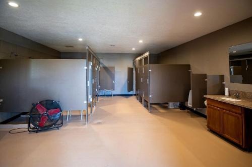 ローガンにあるSensational Tented Cabin Nestled Amidst Trees and Fire Pit Provided in Logan, Ohioのバスルームに屋台が備わる広い客室です。