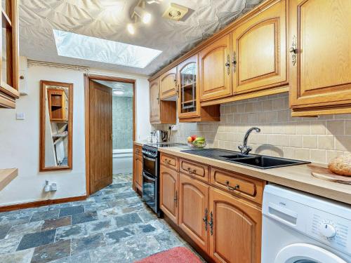 Una cocina o zona de cocina en 2 Bed in Bwlch BN138