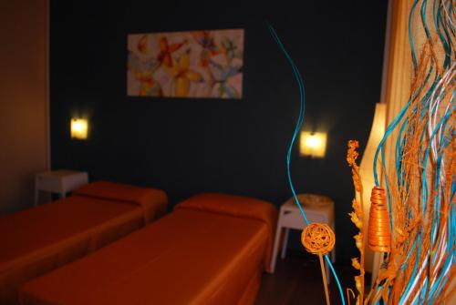 salon z kanapą i obrazem na ścianie w obiekcie Un Letto a Casteddu w Cagliari