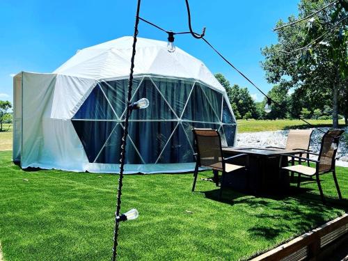 Κήπος έξω από το Riverfront Cozy Dome with Patio and Fire Pit in Missouri