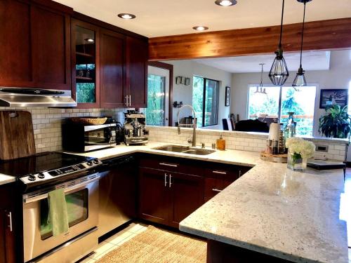 Η κουζίνα ή μικρή κουζίνα στο Stylish Lake Cabin with a Sauna and Hot Tub in Bellingham, Washington