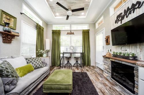 Μια τηλεόραση ή/και κέντρο ψυχαγωγίας στο North Carolina Tiny House for Mountain Glamping near Murphy