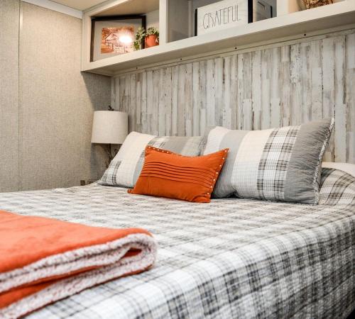 Ένα ή περισσότερα κρεβάτια σε δωμάτιο στο North Carolina Tiny House for Mountain Glamping near Murphy