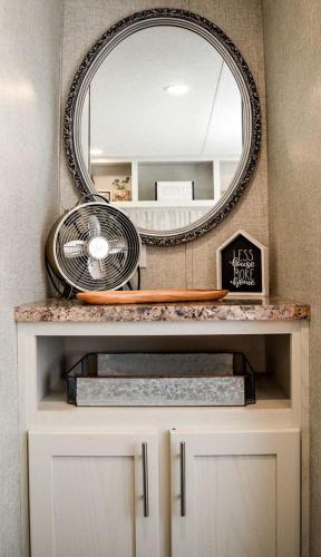 Φωτογραφία από το άλμπουμ του North Carolina Tiny House for Mountain Glamping near Murphy σε Letitia