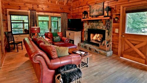 Χώρος καθιστικού στο Luxurious Log Cabin Rental with a Fishing Pond in Cherry Log, Georgia