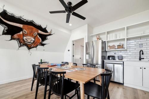 Una cocina con una mesa con una cabeza de toro en la pared. en Chic Spacious A-Frame Ideal for a Relaxing Getaway in Texas, en Fourth Crossing