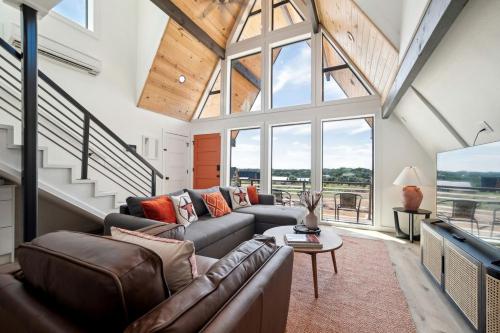 una sala de estar con un sofá y una mesa en Chic Spacious A-Frame Ideal for a Relaxing Getaway in Texas, en Fourth Crossing