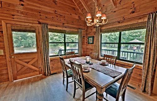 Φωτογραφία από το άλμπουμ του Luxurious Log Cabin Rental with a Fishing Pond in Cherry Log, Georgia σε Burnett