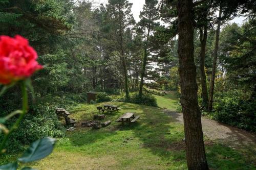 Κήπος έξω από το Stunning A Frame with Fantastic Views in Otter Rock, Oregon
