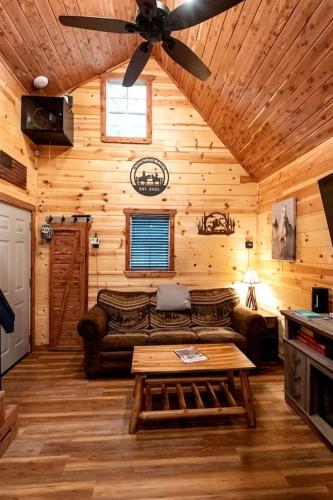 Gallery image of Escape to Marshall, Arkansas, in this Cozy Cabin for Four in Maumee