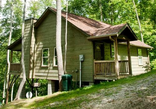 una piccola casa in cima a una collina di Family-Friendly Cabin Rental for Six on Nantahala Mountain with White Water Rafting in North Carolina a Aquone