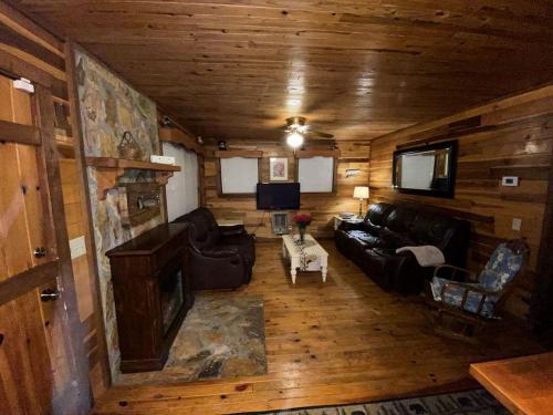 Χώρος καθιστικού στο Mountain Cabin Rental Under Two Hours from Atlanta for Lake Nottely Getaway in Georgia